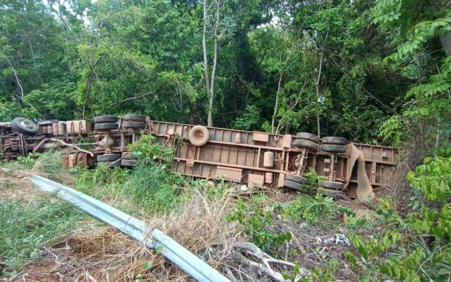 Após falha nos freios, motorista perde controle e tomba caminhão boiadeiro na MS-423, em Rio Verde