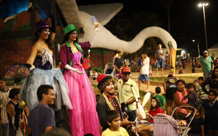Prefeitura promove noite de diversão e alegria, reunindo milhares de crianças na Praça das Américas.