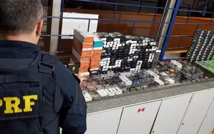 Dupla é presa por contrabando com sete mil cigarros eletrônicos na BR-158