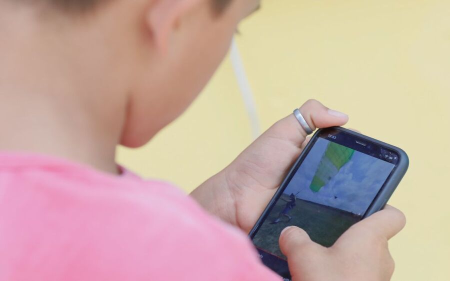 Governo lança consulta sobre uso de  dispositivos digitais por crianças