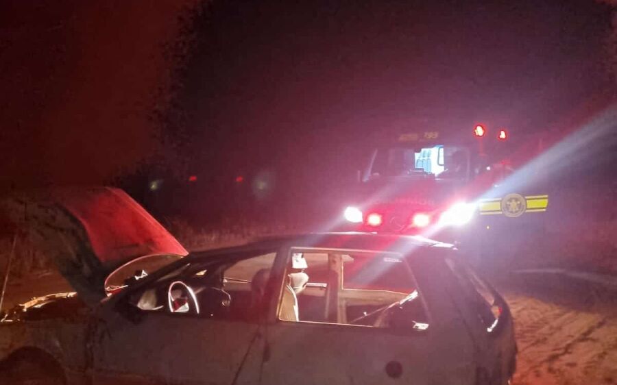 Fiat Uno capota durante retorno de pescaria, em São Gabriel do Oeste