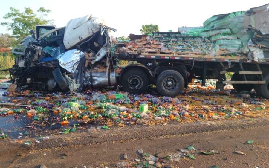 Motorista morre em acidente envolvendo duas carretas na BR-267
