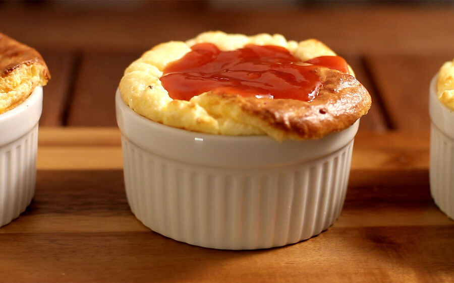 SOUFLÉ DE QUEIJO COM GOIABADA
