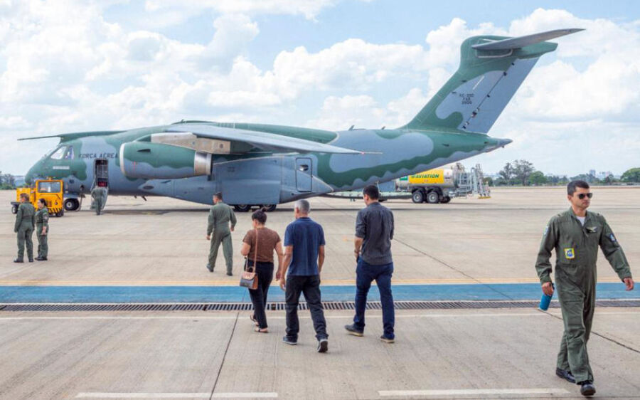 Terceiro avião trazendo brasileiros de Israel chega ao Brasil