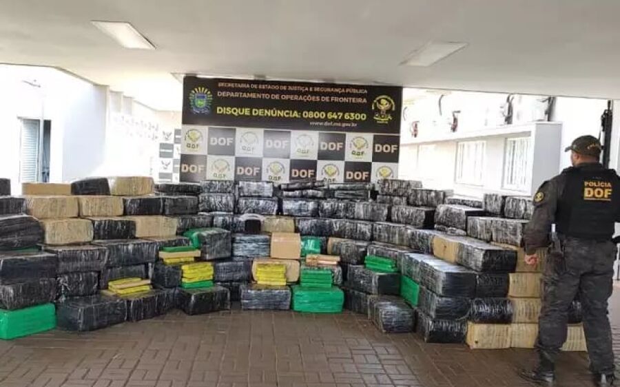 Polícia apreende caminhonete com seis toneladas de maconha em barranco na MS-166