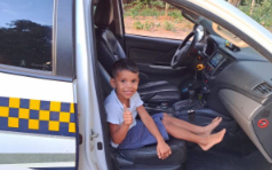 Polícia Militar realiza surpresa  emocionante no aniversário de 5 anos do pequeno admirador em Coxim