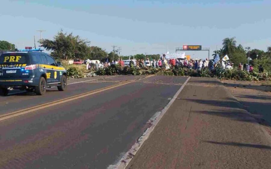 Movimento indígena bloqueia totalmente trecho da BR-163 em Campo Grande