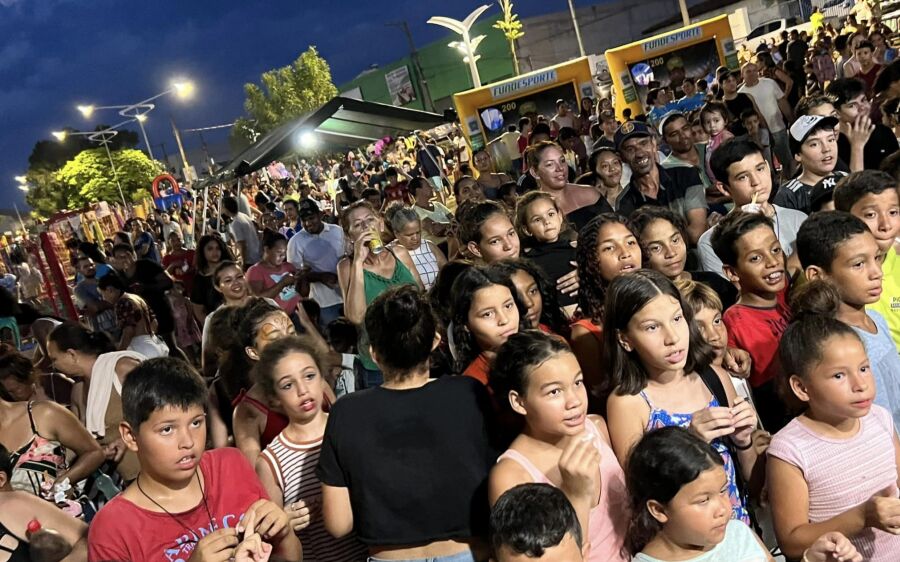 Festa reúne centenas de crianças na praça João Ferreira de Albuquerque (Antiga Concha)