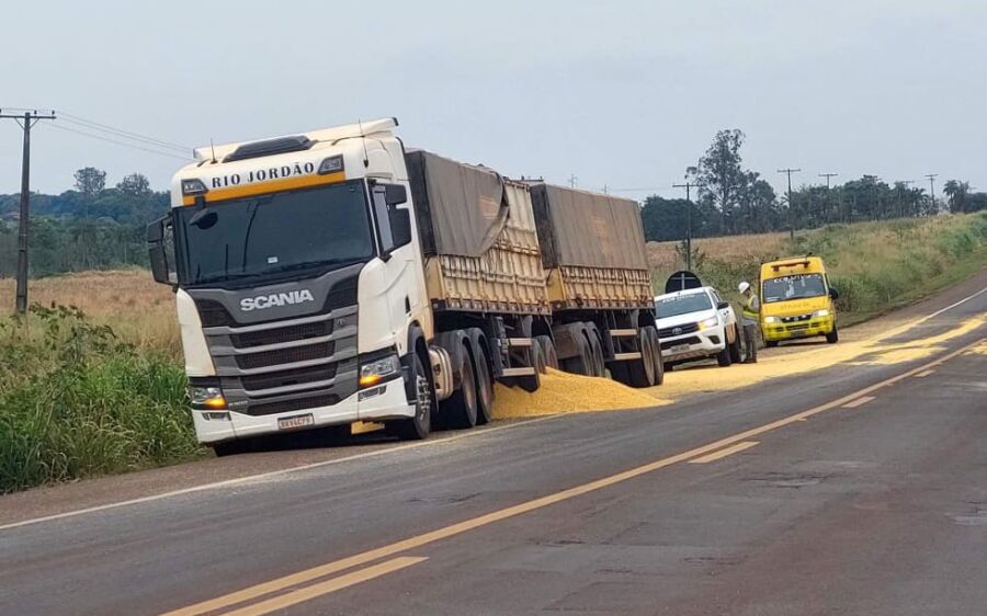Pneu de carreta bitrem estoura e derrama carga de soja na BR-163