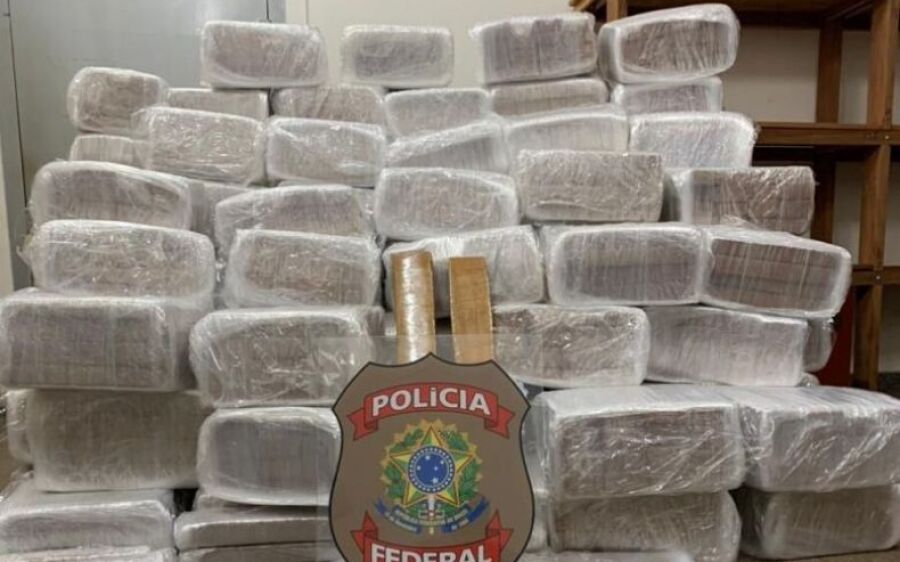 Dupla é presa em Dourados levando 1,6t de maconha em meio a carga de frutas