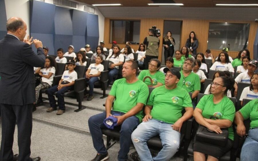 Estudantes de Coxim visitam a sede do Poder Legislativo
