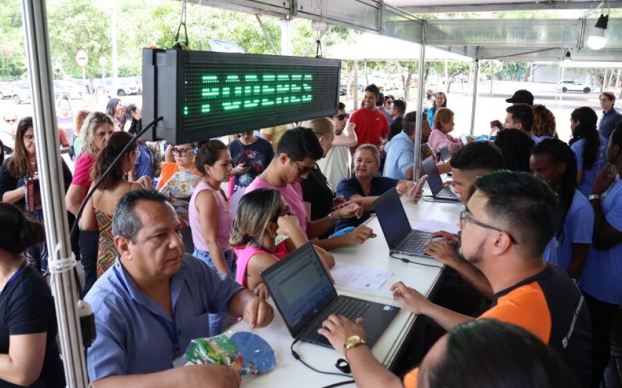 Corrida dos Poderes: atletas recebem kits e se preparam para a largada neste sábado às 17h30