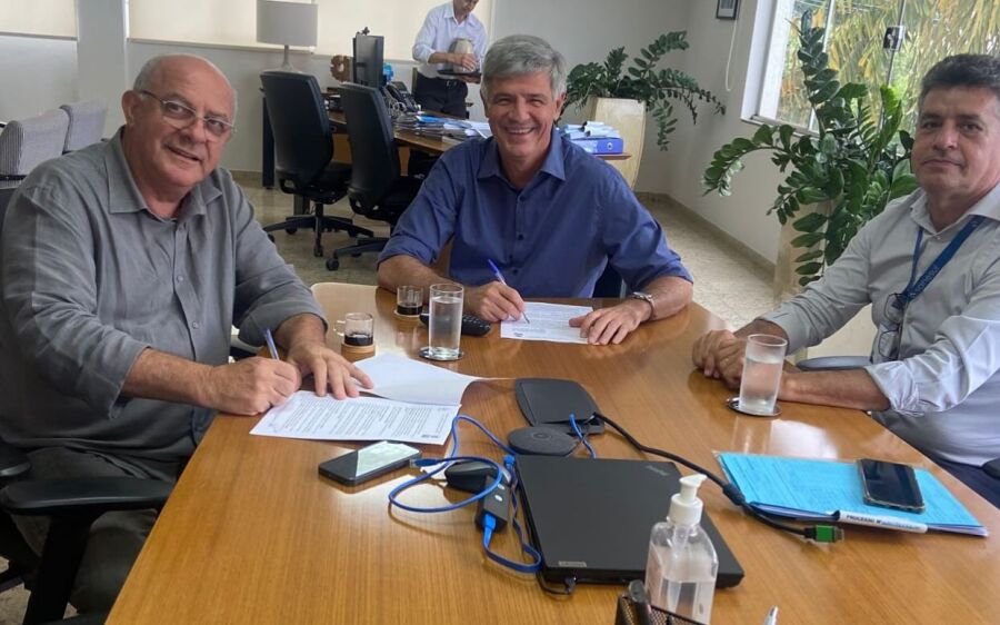 Prefeito Réus Fornari firma parceria com Sanesul para restauração de ruas de Rio Verde. 