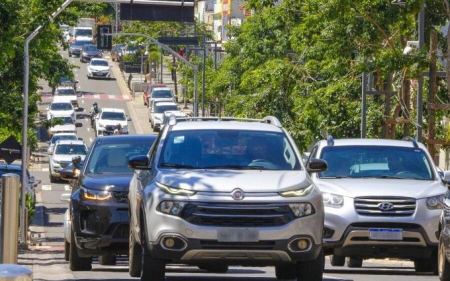Prazo para licenciar veículos com placa final 0 termina na terça-feira