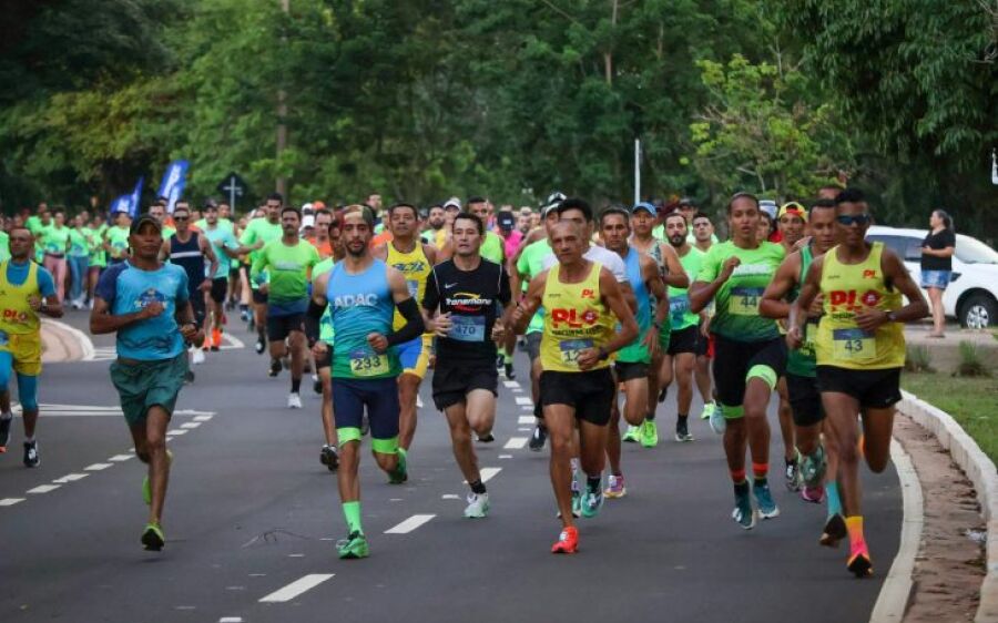 Corrida dos Poderes reúne milhares de pessoas e arrecada 2,5 mil brinquedos na sua primeira edição
