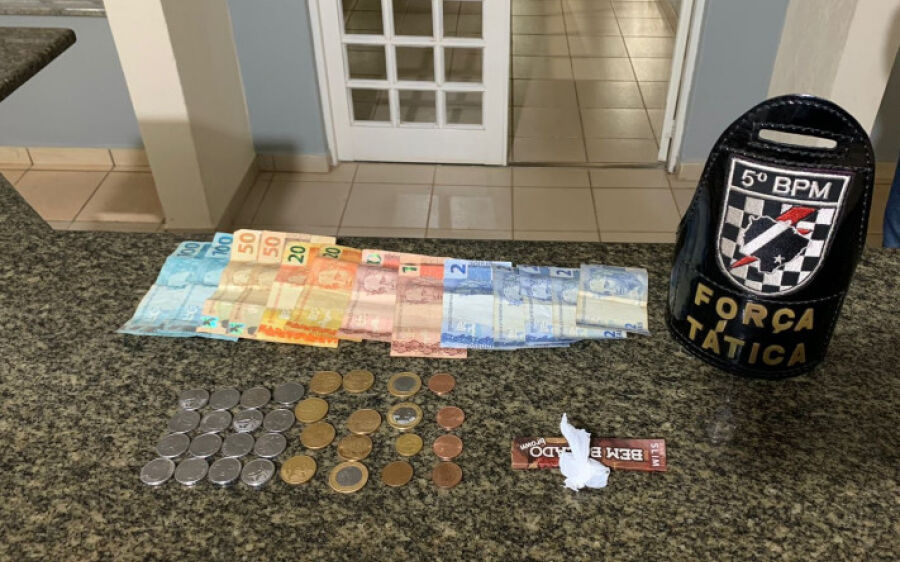 Polícia Militar prende jovem por tráfico de drogas após denúncia anônima