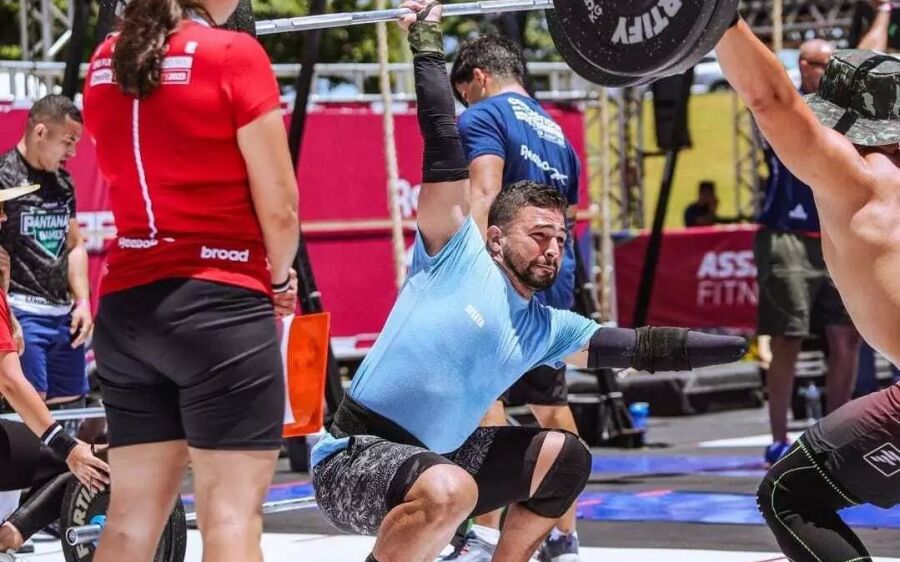 Após amputar a mão, bombeiro decidiu competir até no crossfit