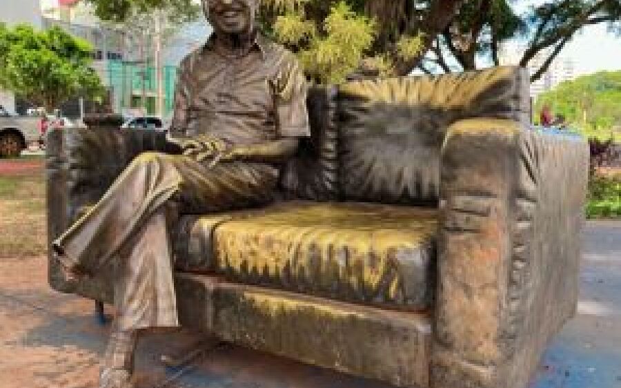 Coronel David pede restauração da estátua de Manoel de Barros, vandalizada em 2021