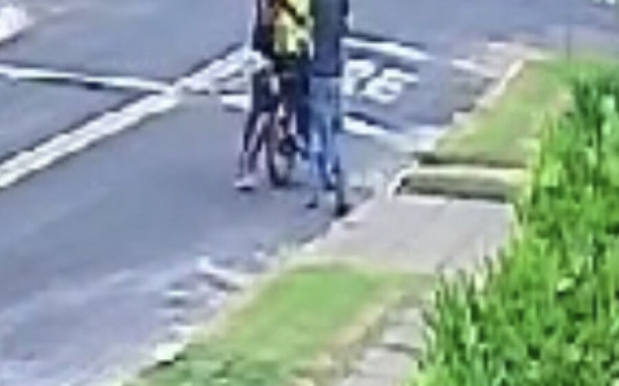 Câmera mostra garupa de moto tomando celular de jovem em área nobre de Coxim