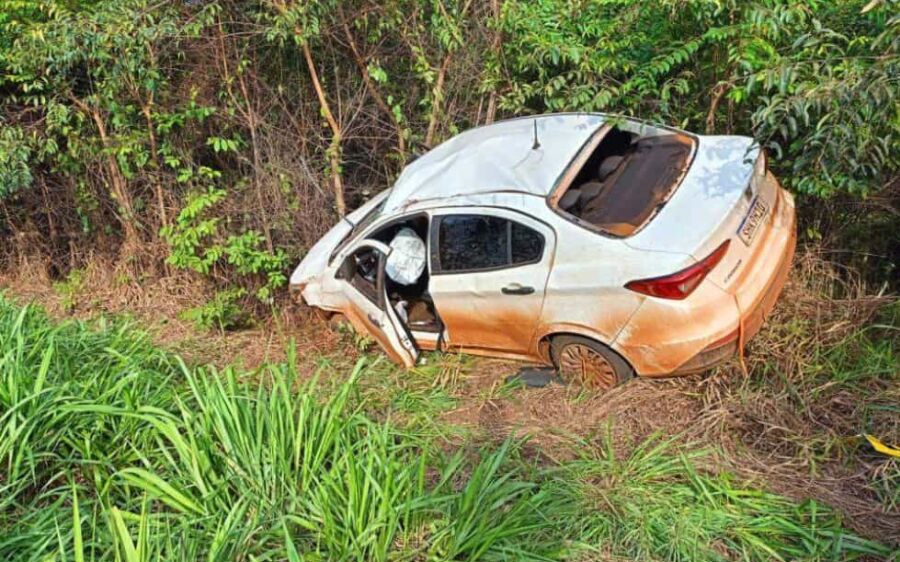 Para evitar bater em caminhão, motorista desvia e capota carro na MS-395