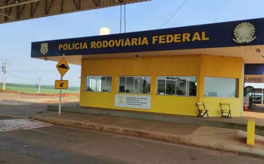 Mulher esfaqueia marido após apanhar, foge com filhos e pede socorro à PRF