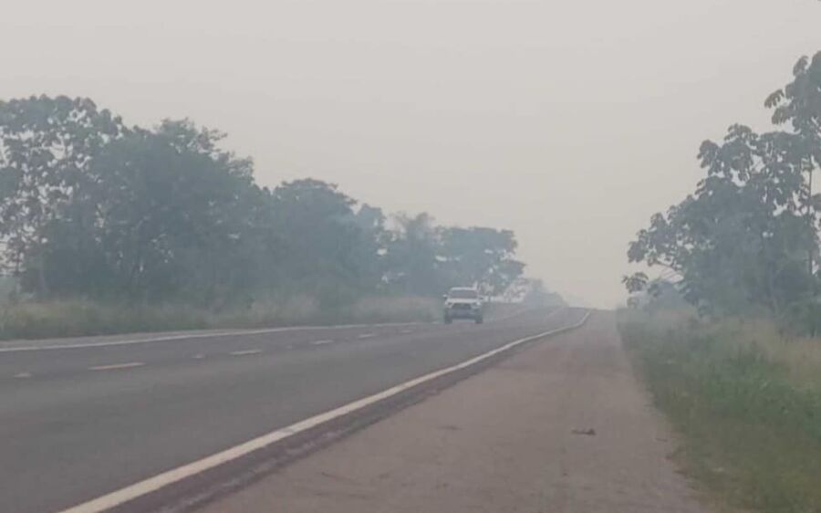 Fumaça de incêndios no Pantanal invade estrada do interior