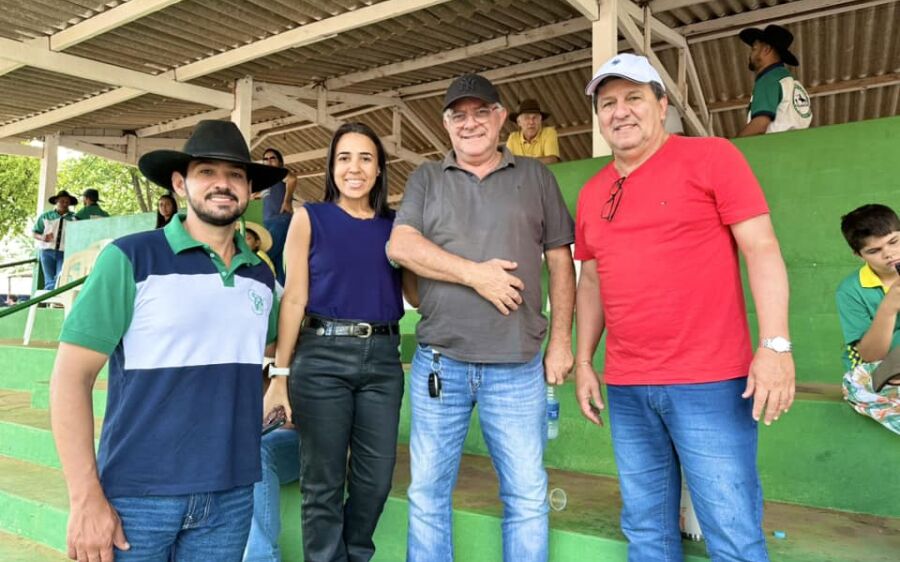 Prefeito Réus Fornari e Sérgio de Paula visitam 30° encontro do laço comprido em Rio Verde.