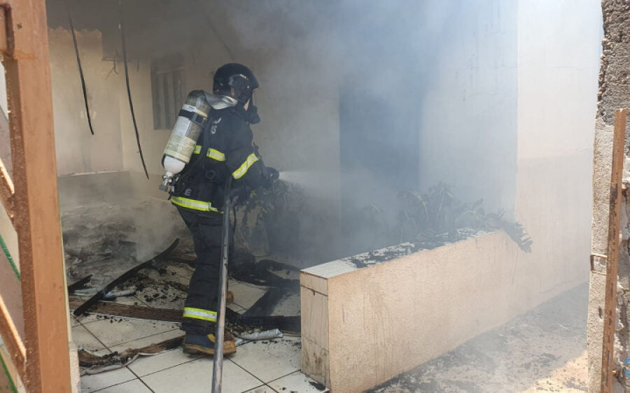 Idosos perdem tudo que conquistaram ao longo da vida em incêndio na Vila Bela