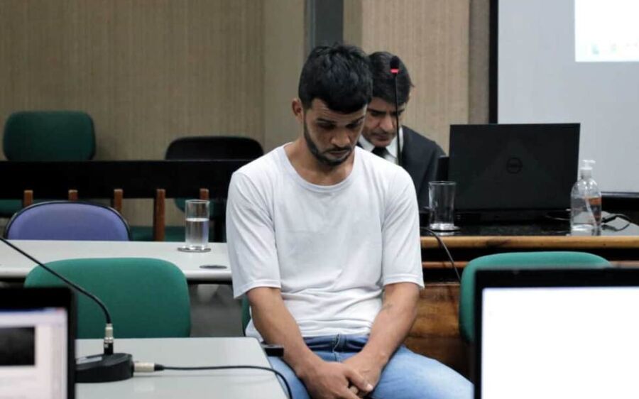 Ele estava armado, por isso eu atirei, diz rapaz julgado por matar o amigo