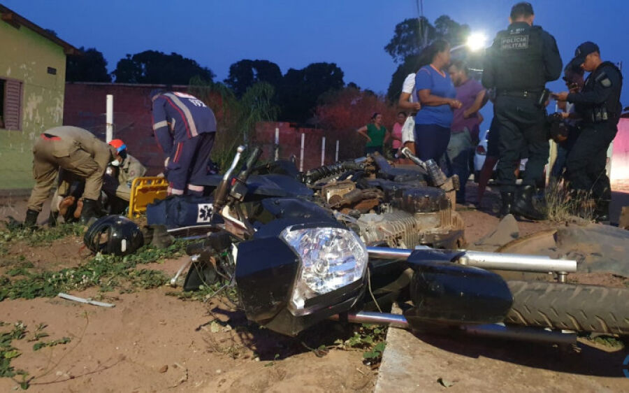 Motociclista é arremessado em cerca ao colidir em carro na Vila Bela