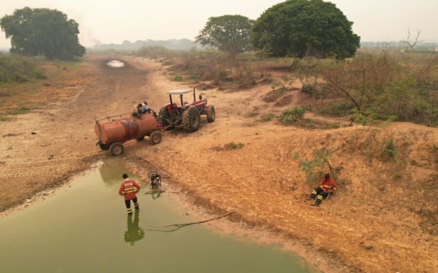 Com apoio aéreo e ação por terra, bombeiros de MS atuam em três grandes incêndios no Pantanal