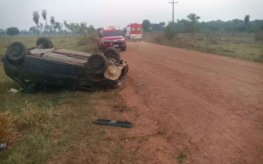 Motorista perde controle da direção e capota carro em estrada vicinal