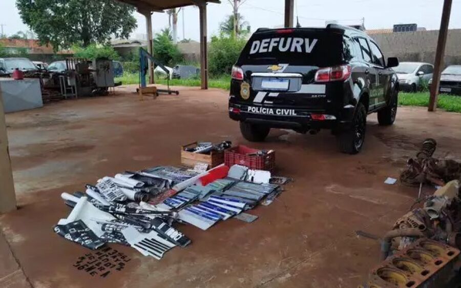 Polícia fecha fábrica clandestina de placas de veículos e prende dono