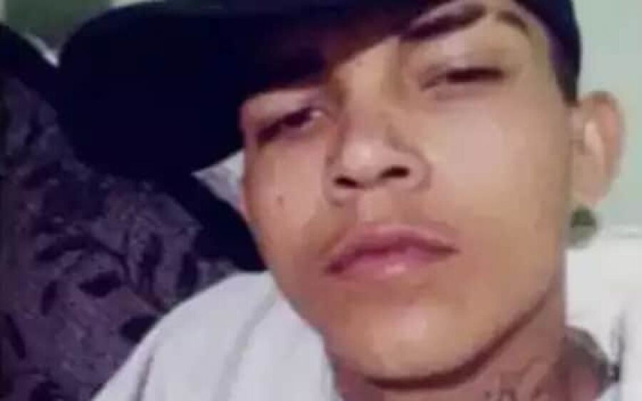 Polícia procura suspeito de envolvimento em assassinato de jovem com seis tiros