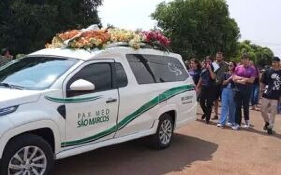 A pé ou em carros, centenas acompanham cortejo de Ana Clara até cemitério de Pedro Gomes 