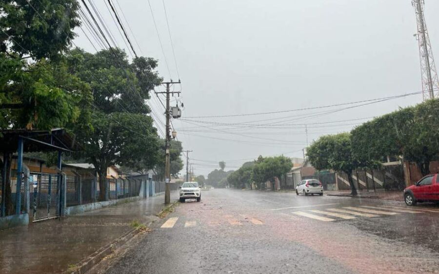 Tarde começa com ventania e chuva em Campo Grande e Dourados