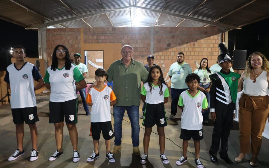 Prefeitura de Rio Verde realiza entrega de 250 uniformes a jovens do Instituto Mirim em evento 