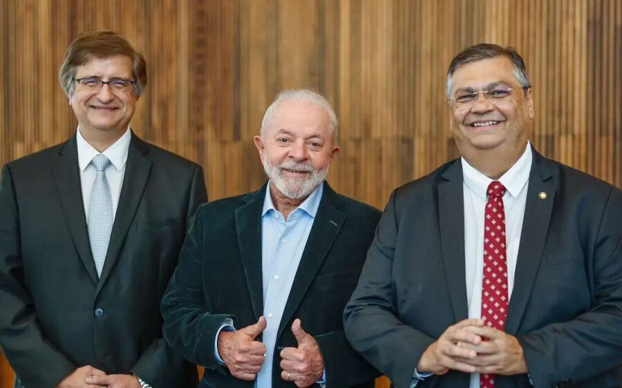 Lula indica Flávio Dino para vagano STF e Paulo Gonet para PGR
