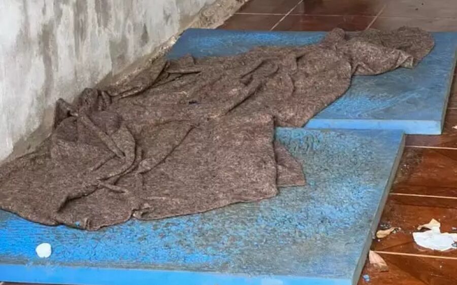 Idoso é encontrado desnutrido e trancado sozinho dentro de casa