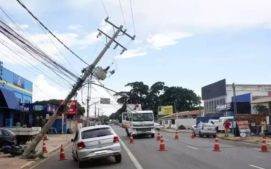 Batida entre carro e moto deixa poste pendurado pelos fios na Capital