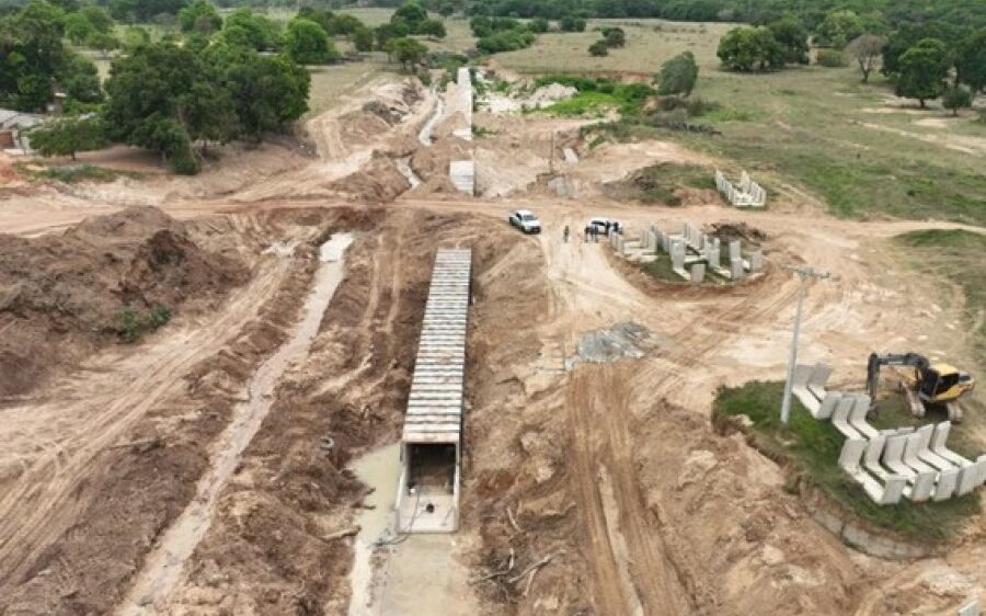 Obra de controle de erosão no “buracão” de Coxim avança e chega a 45% de execução