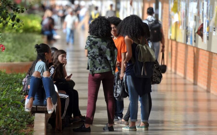 Pesquisa aponta distorções entre negros e brancos na educação