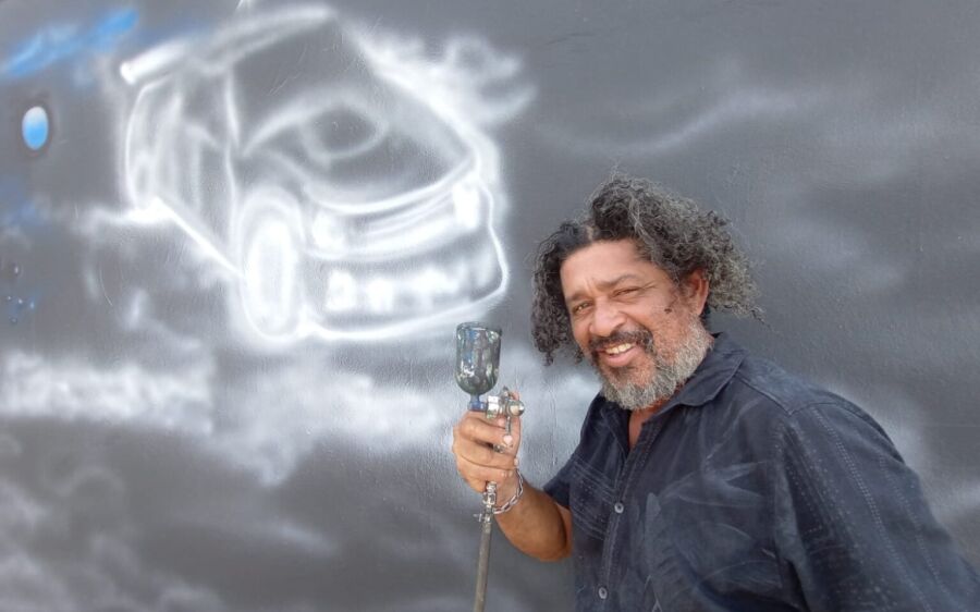 Mestre-grafiteiro há mais de 30 anos encanta Coxim com sua arte e histórias de vida