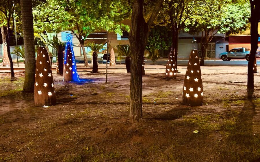 Rio Verde: A praça Irene Strique também recebeu iluminação natalina.