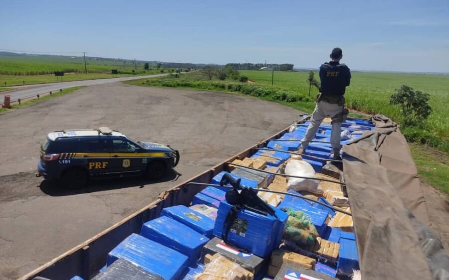 Caminhoneiro é preso com 3,7 toneladas de maconha, um fuzil e munições na BR-163, em Naviraí