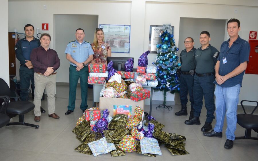 Crianças do Espaço do Saber recebem brinquedos da Polícia Militar em ação solidária