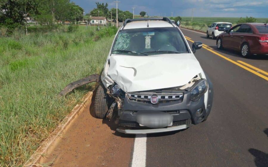 Colisão entre carro e moto deixa casal gravemente feridos na MS-430, em São Gabriel do Oeste