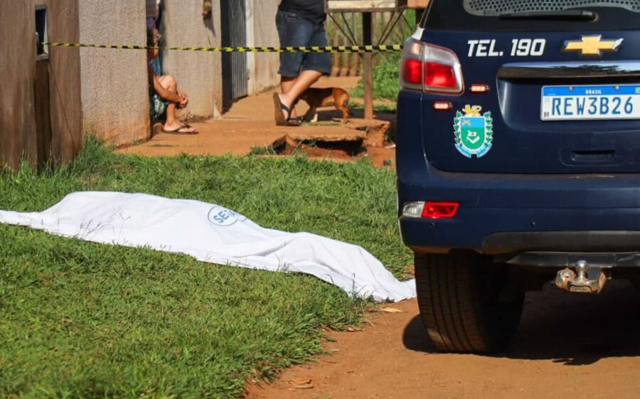 Moradores saem para trabalhar e encontram homem morto na calçada