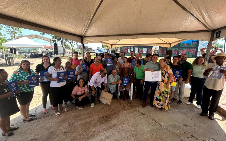 Prefeitura de Rio Verde Entrega 45 Escrituras de Casas no Aniversário de 70 Anos da Cidade.