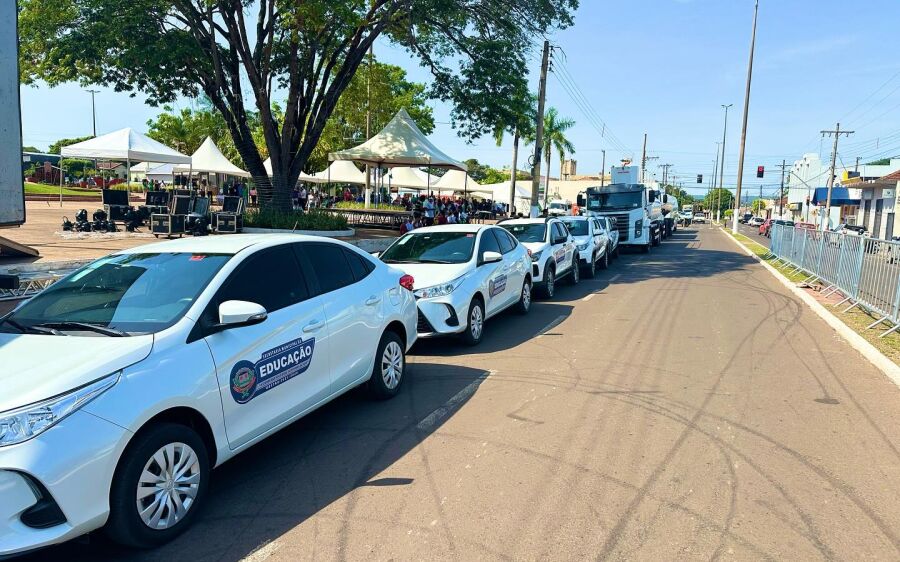 Prefeitura de Rio Verde Celebra 70 Anos com Entrega de Carros,  Caminhões e ônibus  para secretarias